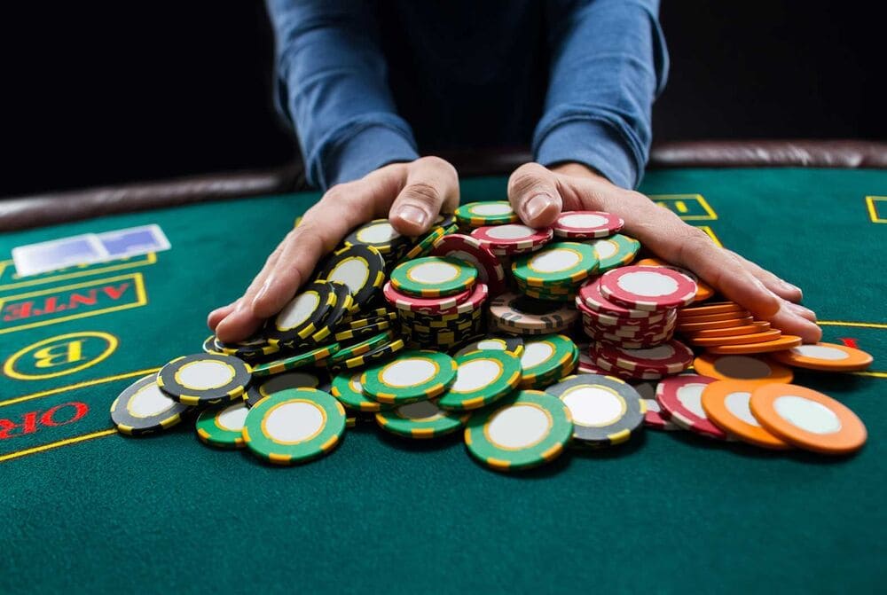 Sử dụng chiến thuật Straddle poker có những đặc điểm nào